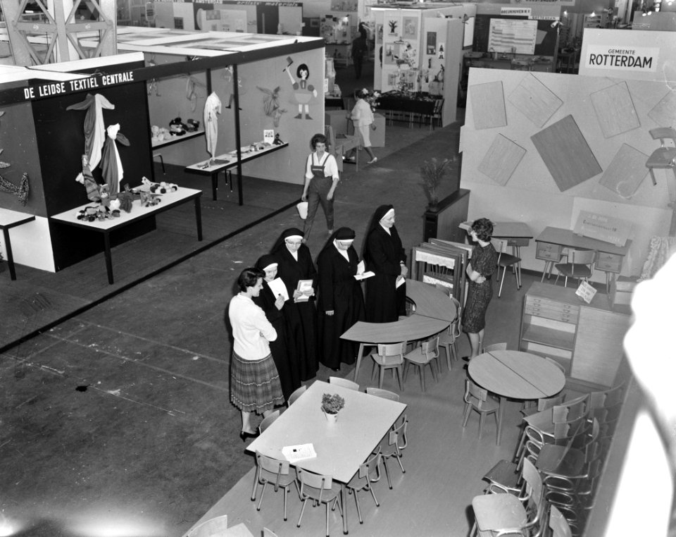 Jonge dames tonen nieuwe modellen op de Internationale Schoenenbeurs, Bestanddeelnr 913-8045