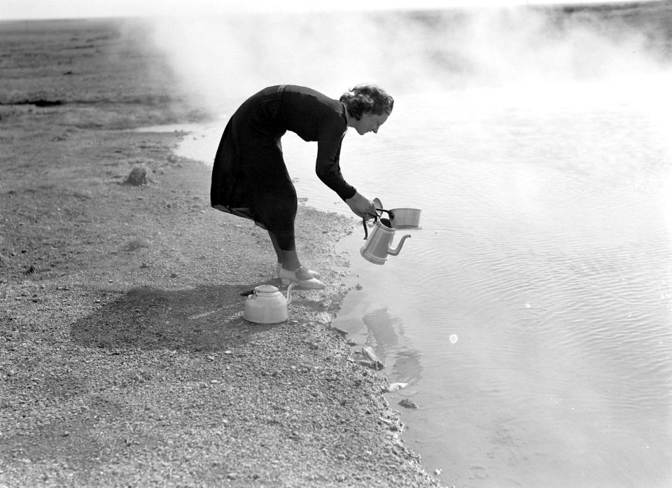 Jonge vrouw giet heet water uit een warmwaterbron in een kan, Bestanddeelnr 190-0316