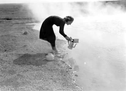 Jonge vrouw giet heet water uit een warmwaterbron in een kan, Bestanddeelnr 190-0316