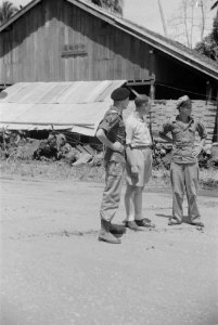 Jonkheer G.A.M.J. Ruijs de Beerenbrouck, in bermuda, tussen twee officieren, Bestanddeelnr 194-2-3