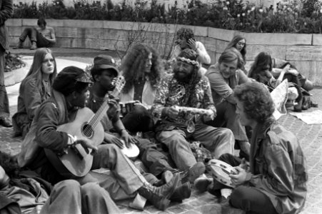 Jeugdige toeristen maken muziek bij het Monument op de Dam, Bestanddeelnr 925-5735