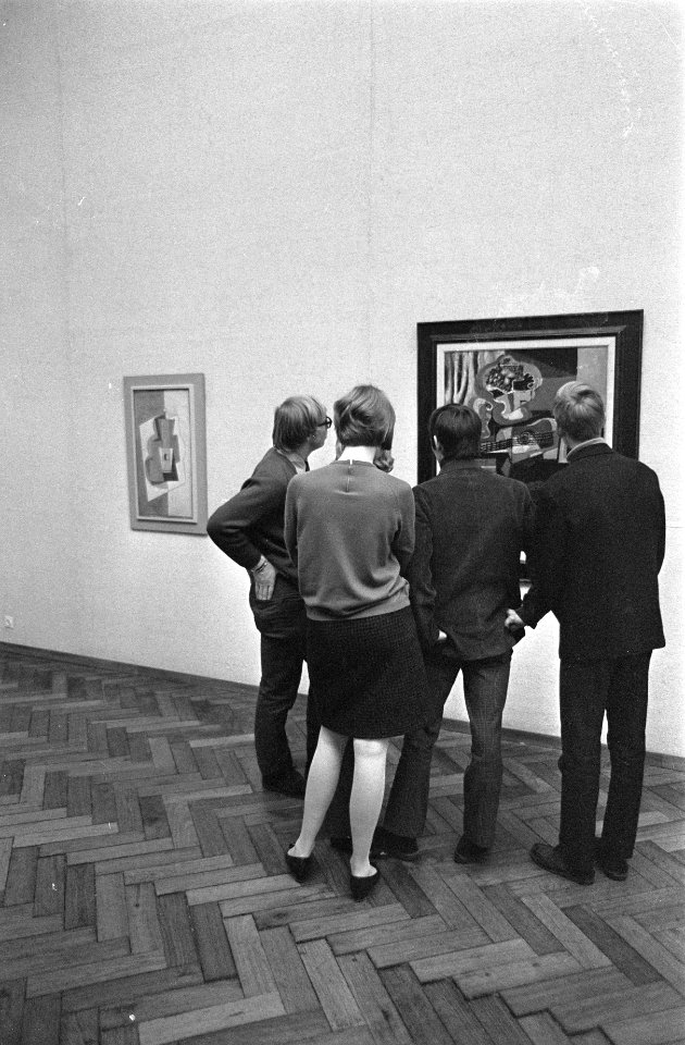 Jeugdige belangstelling voor Picasso in Stedelijk Museum, Bestanddeelnr 920-1613