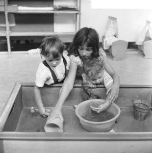 Jeugdland 1964 in Ahoyhal te Rotterdam, jeugd aan het werk, Bestanddeelnr 916-6651