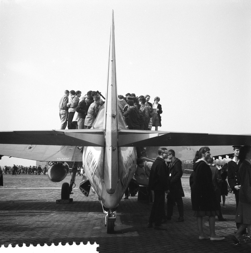 Jeugdluchtvaartdag 1960 op Marinevliegkamp Valkenburg de marinevliegtuigen wor, Bestanddeelnr 911-1807