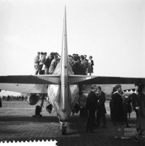 Jeugdluchtvaartdag 1960 op Marinevliegkamp Valkenburg de marinevliegtuigen wor, Bestanddeelnr 911-1807