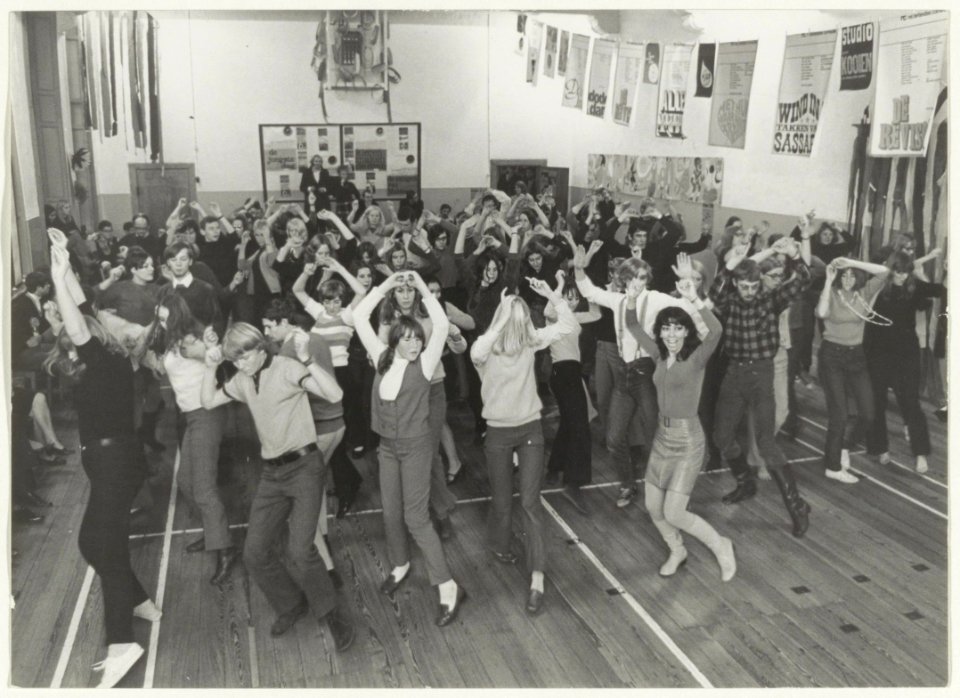 Jeugdig dansgezelschap in de Kloverniersdoelen, NL-HlmNHA 54016949
