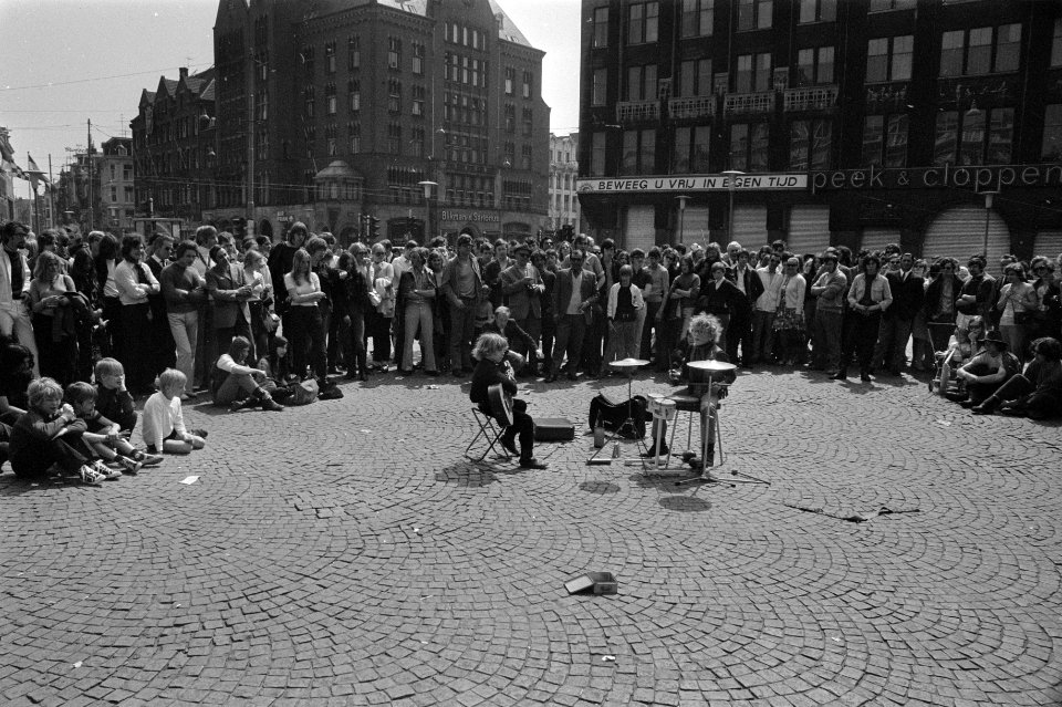Jongetjes op Dam, maken muziek i.v.m. bevrijdingsfeest, Amsterdam, Bestanddeelnr 923-4973