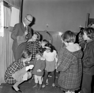 Jeugdvakantie-aktie in Rotterdam, mr Jana en Erna met artiesten en jeugdig publ, Bestanddeelnr 916-2614
