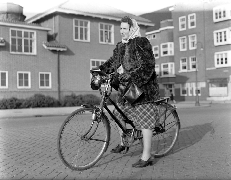 Jonge vrouw op fiets, Bestanddeelnr 902-6295