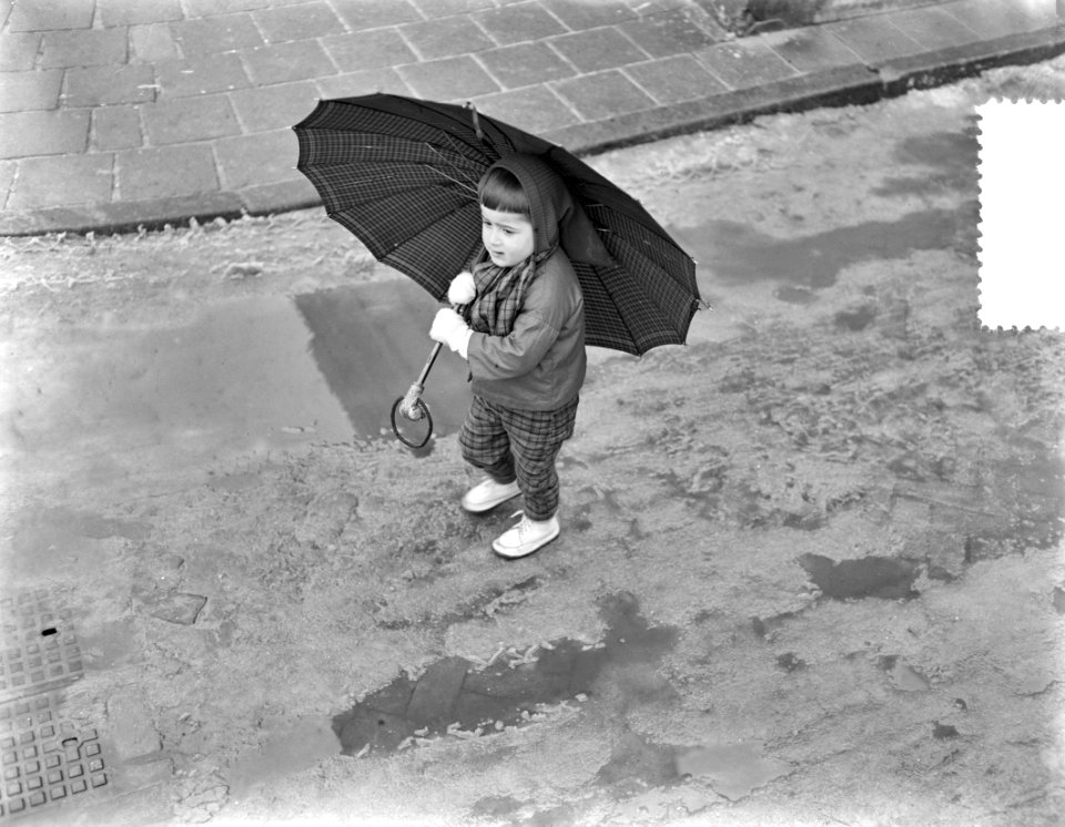 Jongetje met grote paraplu, alleen in de regen, Bestanddeelnr 907-6171