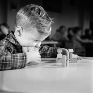 Jongetje met blokken, Bestanddeelnr 901-4030