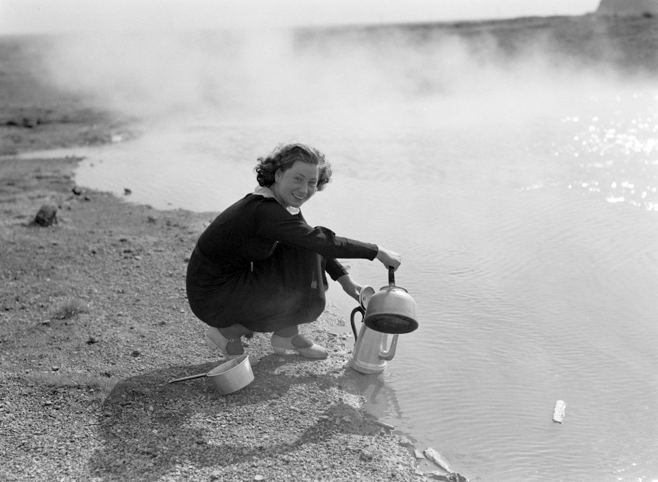 Jonge vrouw giet heet water uit een warmwaterbron in een kan, Bestanddeelnr 190-0314