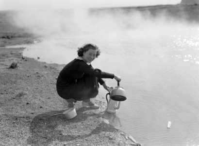 Jonge vrouw giet heet water uit een warmwaterbron in een kan, Bestanddeelnr 190-0314