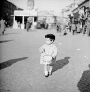Jongetje met een trommel op de kerstmarkt op de Piazza Navone, Bestanddeelnr 254-5505