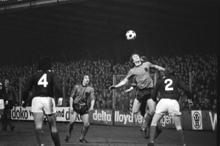 Jong Oranje tegen Jong Schotland 2-0 (Breda) Harry Lubse in duel met Schotten, Bestanddeelnr 928-4199