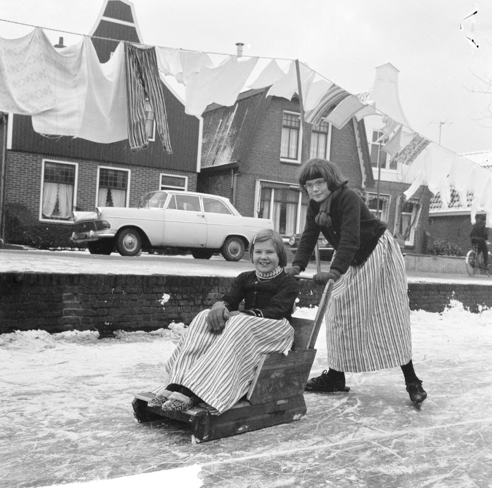 Jong Volendam op de schaats, sleetje rijden op de smalle grachtjes, Bestanddeelnr 917-2853