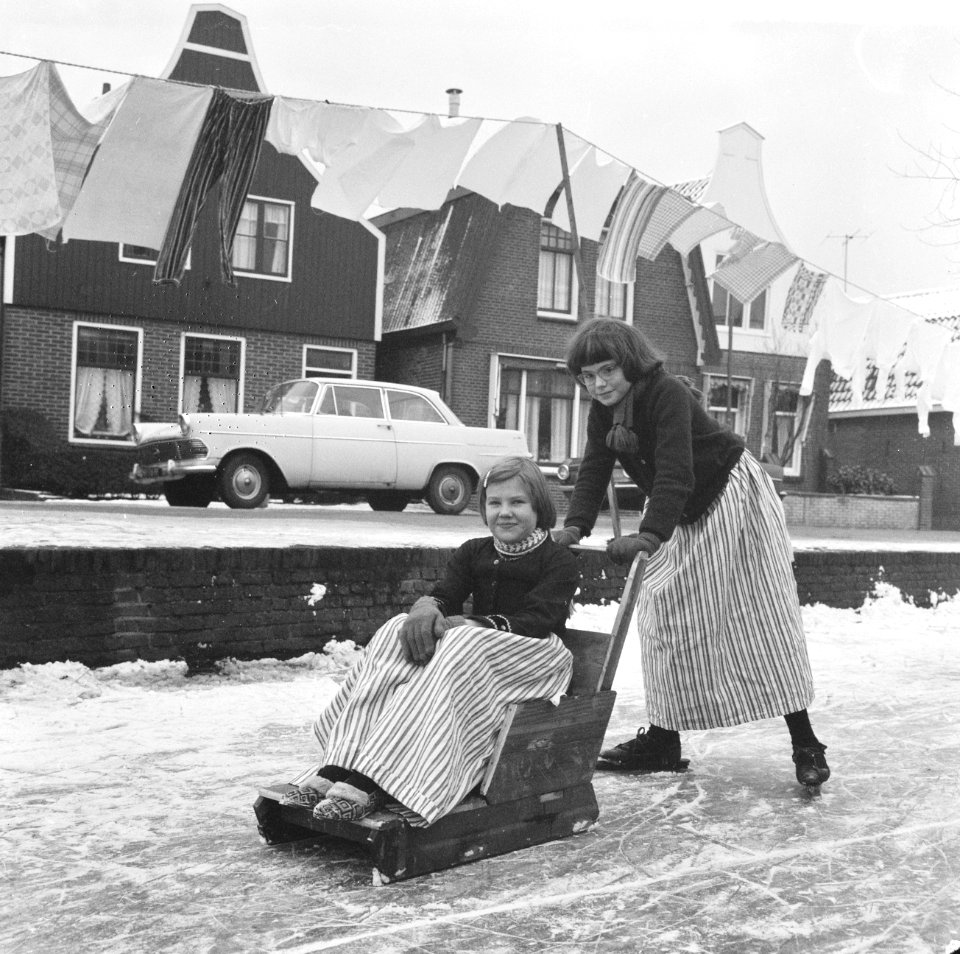 Jong Volendam op de schaats, sleetje rijden op de smalle grachtjes, Bestanddeelnr 917-2852