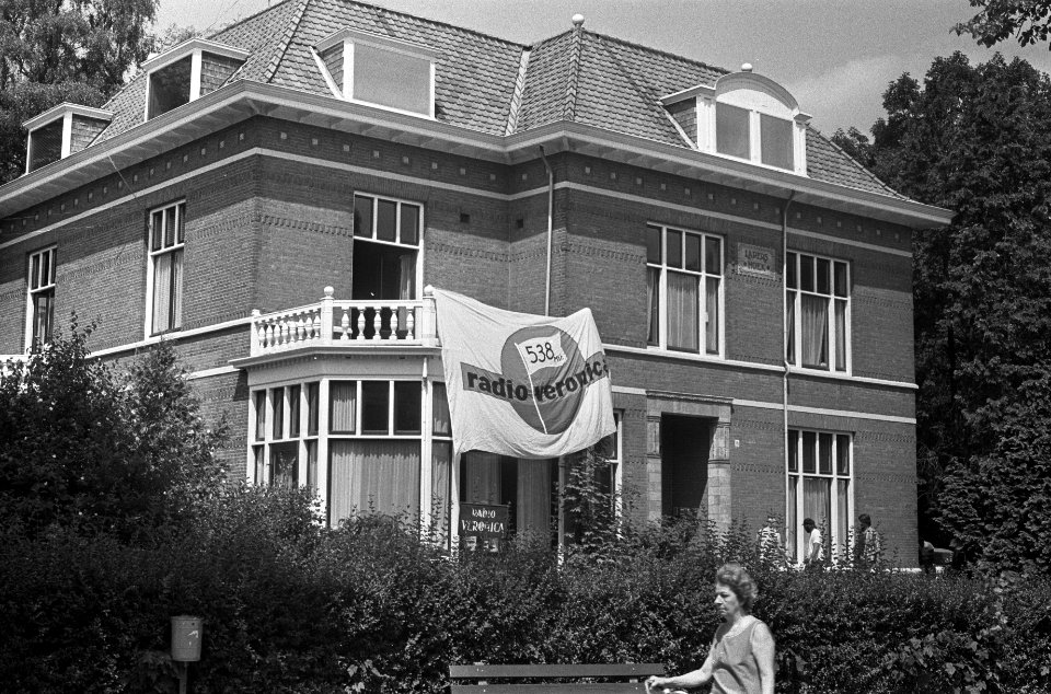 Jongelui komen zich opgeven als lid bij Radio Veronica in Hilversum, Bestanddeelnr 926-5270