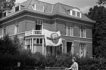 Jongelui komen zich opgeven als lid bij Radio Veronica in Hilversum, Bestanddeelnr 926-5270