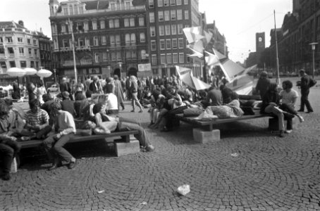 Jongelui hebben reisbureau opgezet op Dam, Amsterdam Duitse jongens verkopen , Bestanddeelnr 922-7033