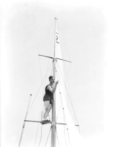 Jongeman in de mast op een zeilboot op de Loosdrechtse plassen, Bestanddeelnr 252-0565