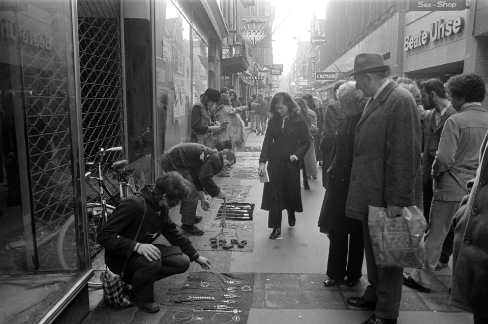 Jongelui verkopen sieraden in Kalverstraat, Amsterdam, Bestanddeelnr 925-4019