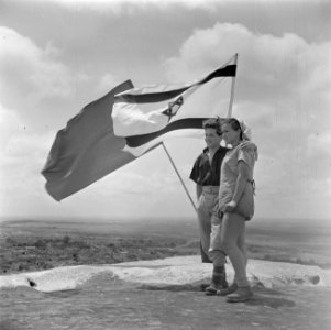 Jong soldaten-boerenpaar van kibboets Kwuzath Gezer poserend naast de Israëlisch, Bestanddeelnr 255-0626