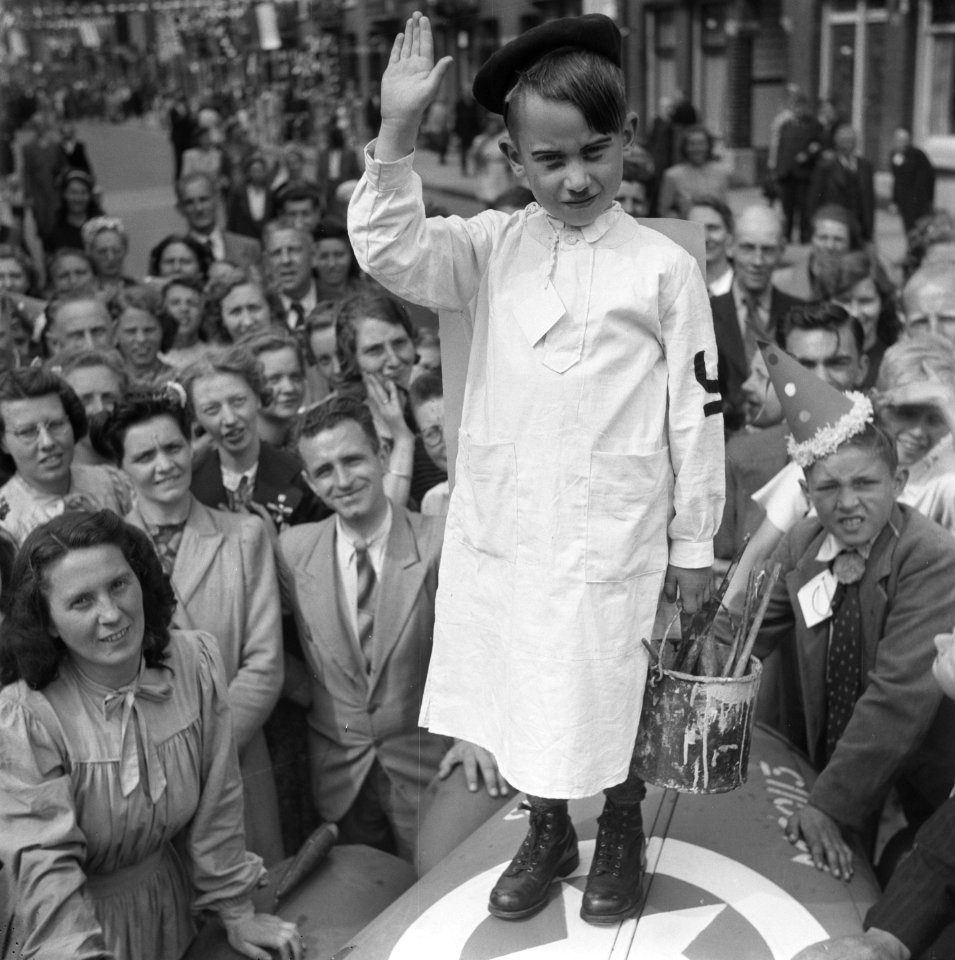 Jongetje verkleed als de schilder Hitler brengt de Hitlergroet, Bestanddeelnr 900-4620