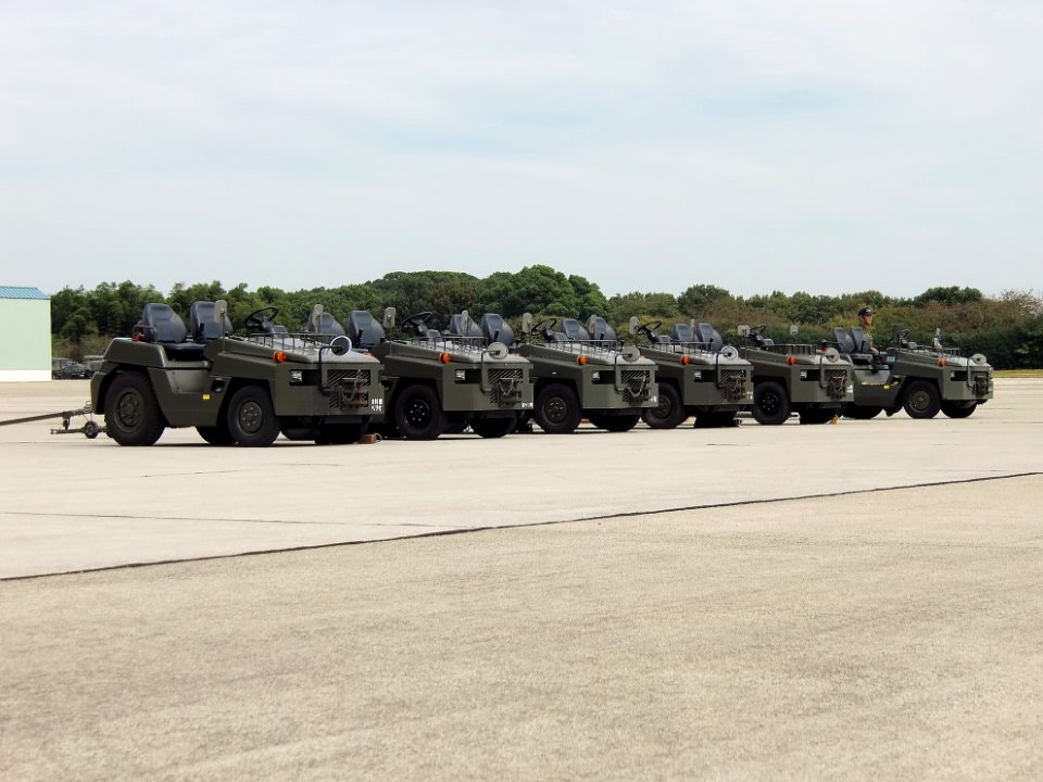 JGSDF Towing-tractor metabaru 20121013 130236