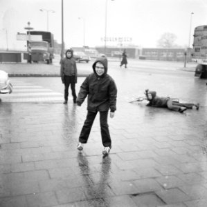 Jongen bij het schaatsen op de spiegelgladde straat., Bestanddeelnr 918-4696