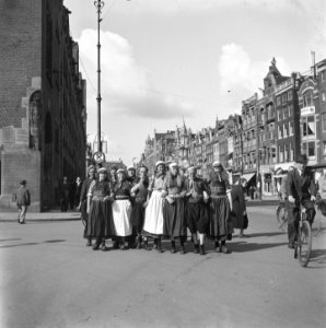 Jonge mannen en vrouwen in Marker klederdracht op het Damrak, Bestanddeelnr 900-4532