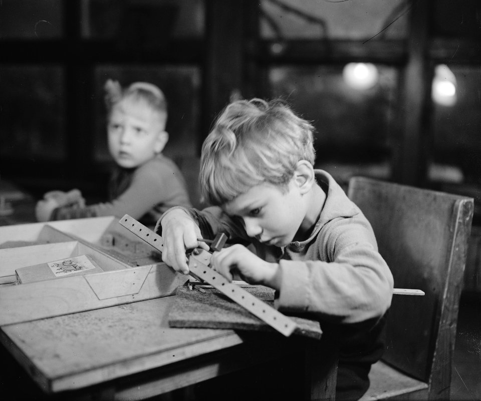 Jongen bezig met een soort Meccano, Bestanddeelnr 901-4114
