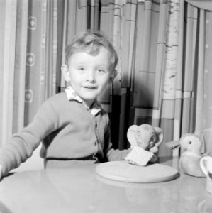 Jongen (Thomas of Holger) aan het eten, Bestanddeelnr 254-3620