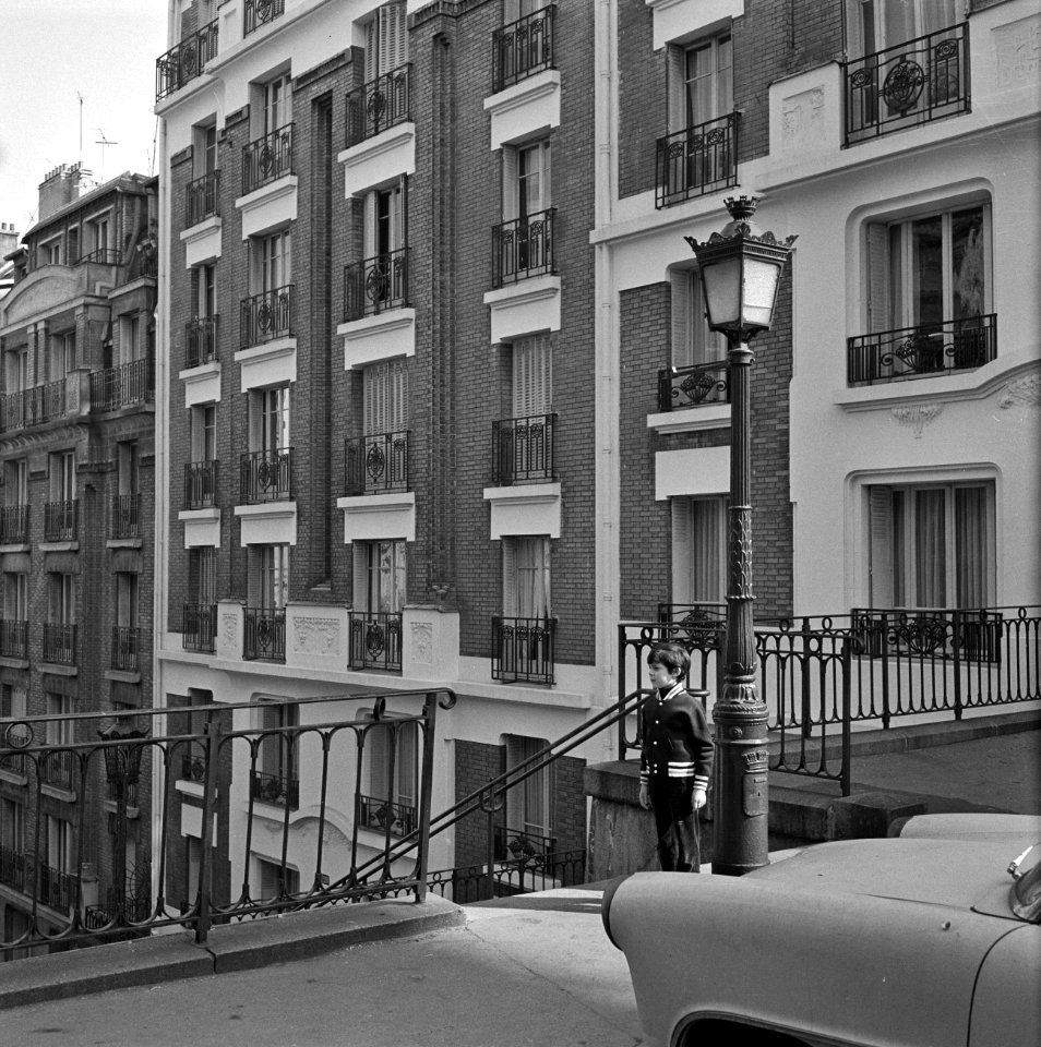 Jongen bovenaan de trappen van de Rue Foyatier in Montmartre, Bestanddeelnr 254-0583