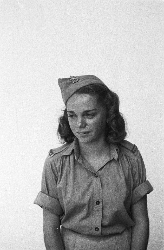 Jonge vrouw in uniform met schouderembleem NIWA, Bestanddeelnr 517-4-4