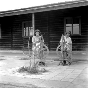 Jonge vrouwen leren spinnen in de weverij van het kinderdorp Ben Shemen, Bestanddeelnr 255-0506