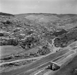 Jezruzalem. Gezicht op het Kedrondal met een deel van het dorp Silwan, het oude , Bestanddeelnr 255-1671