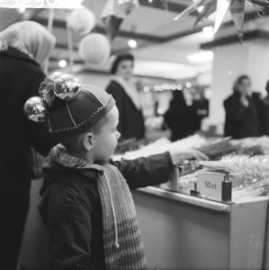 Jongetje met kerstballen op zijn petje, Bestanddeelnr 913-2900
