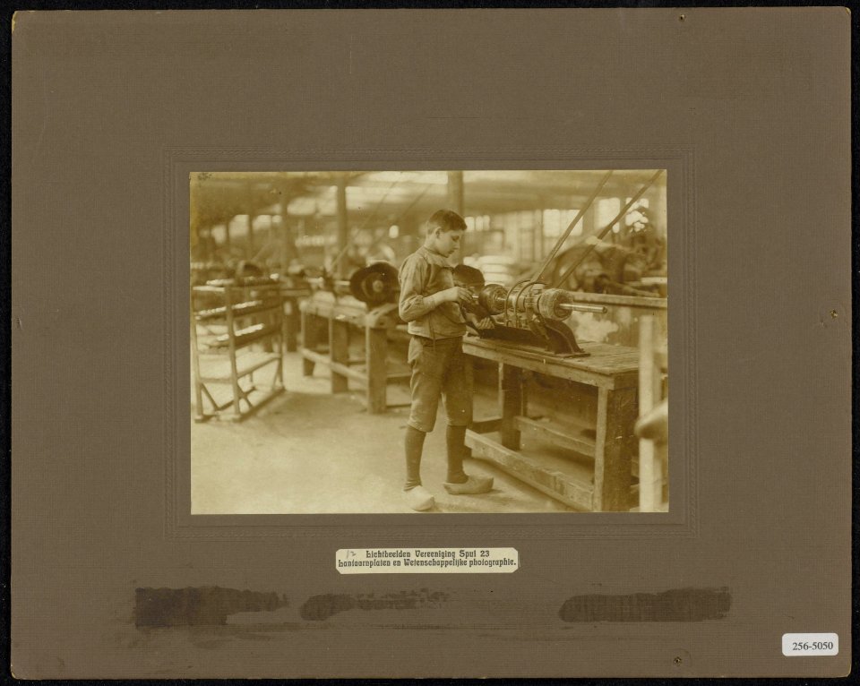 Jongen bezig met het schuren van een schoen, Bestanddeelnr 256-5050