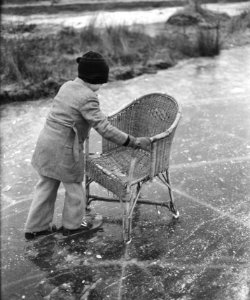 Jongen leert schaatsen met stoel, Bestanddeelnr 901-4102