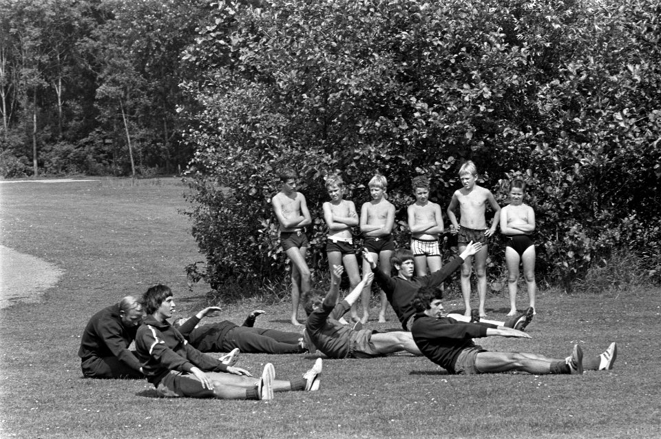 Jongetjes in zwembroek kijken toe bij de training, Bestanddeelnr 922-6250