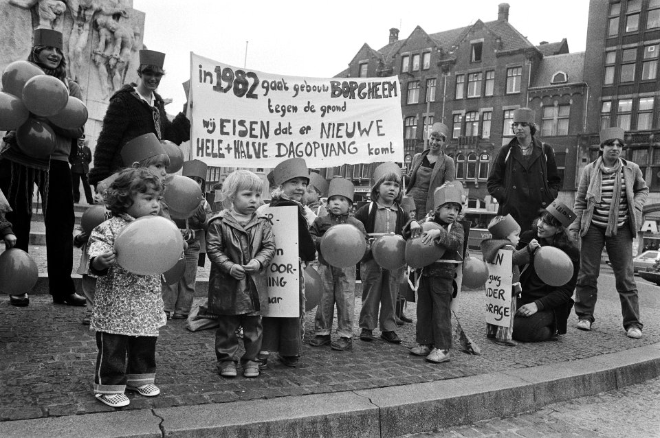 Jonge demonstrantjes op de Dam op de spandoeken o.a. In 1982 gaat gebouw BARG, Bestanddeelnr 930-4596
