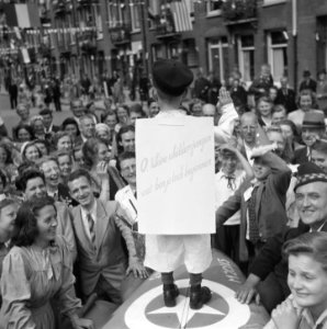 Jongetje verkleed als de schilder Hitler brengt de Hitlergroet met op zijn rug , Bestanddeelnr 900-4619