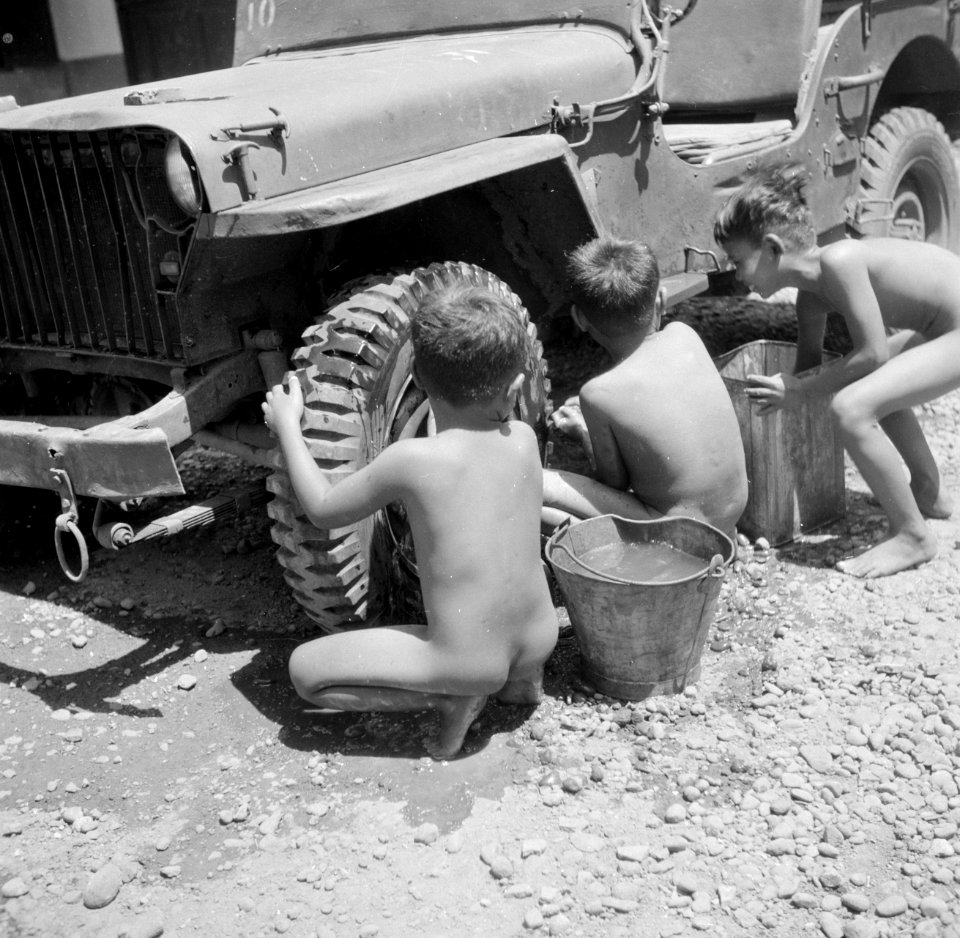 Jongetjes wassen een jeep op het Hoofkwartier Spelderholt op het Koningsplein, Bestanddeelnr 254-5382