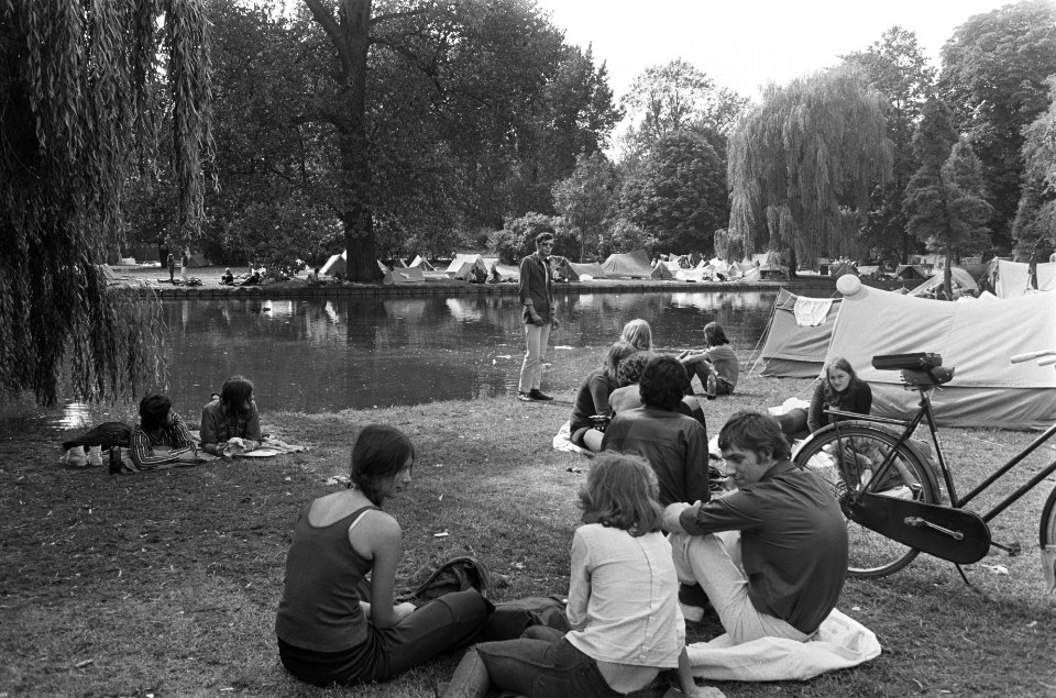 Jongeren met tenten in Vondelpark, Bestanddeelnr 924-7825