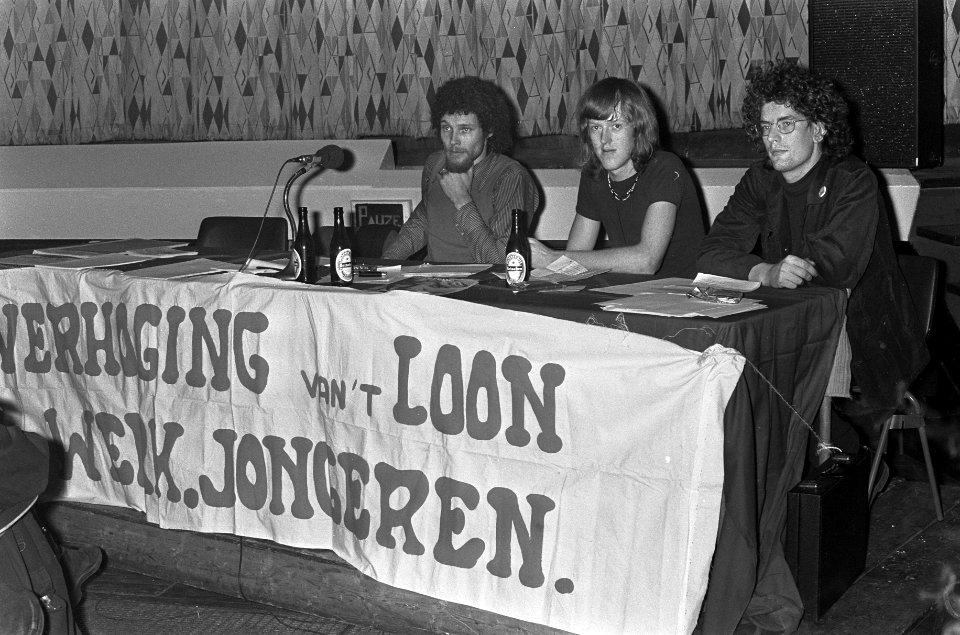 Jongeren met spandoek, Bestanddeelnr 927-0373