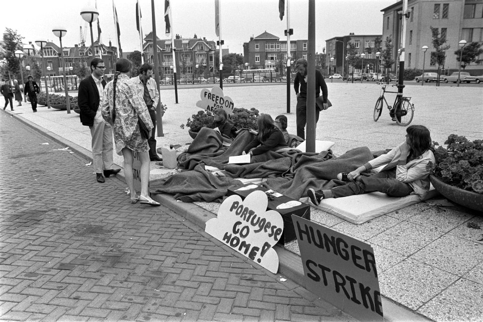 Jongeren met borden hongerstaking voor Congrescentrum, Den Haag i.v.m. Wereldv, Bestanddeelnr 923-5991