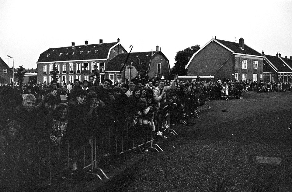Jongeren in de straten van Hillegom tijdens het optreden van The Beatles in Treslong. NL-HlmNHA 1478 2588K 23