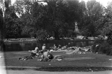 Jongeren met tenten in Vondelpark, Bestanddeelnr 924-7878