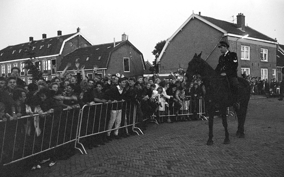 Jongeren in de straten van Hillegom tijdens het optreden van The Beatles in Treslong. NL-HlmNHA 1478 2588K 30